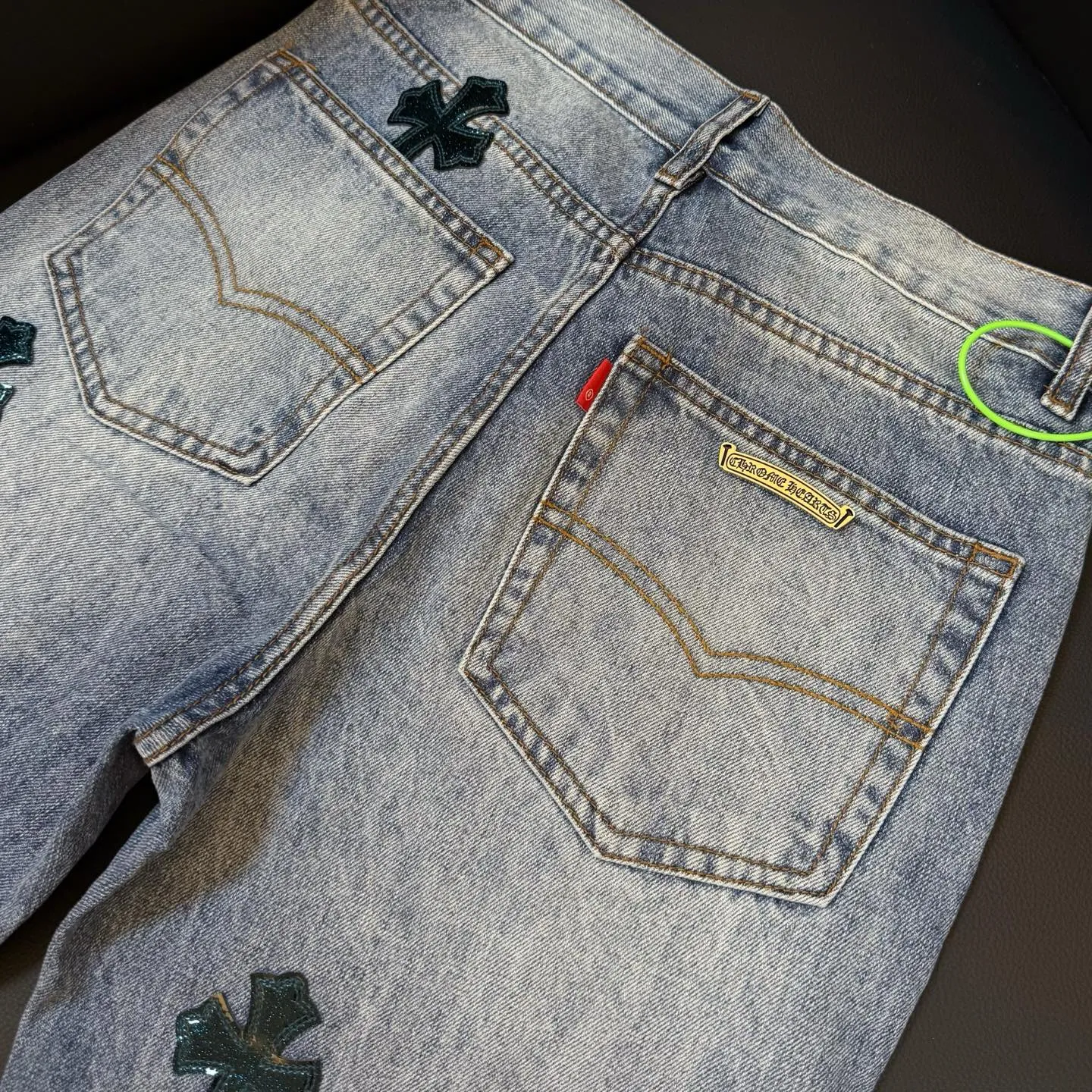P300 style number: D353 ⭐️Chromehearts washed blue ripped starry sky🌃leather jeans ceiling-level jeans hard to find at the counter‼ ️About Zangyin✅This is an extremely luxurious fashion brand that can also be called the aristocracy of the high street. It has always been an exclusive brand for some hipsters or rich second generations. The color of this model is already very eye-catching by using a unique washed material. It is decorated with pink patch cross flowers, which cleverly highlights the charm of the brand. Secondly, this model adopts a classic high-waist cut design, which highlights the long legs and fashionable temperament of the upper body. The brand is highly recognizable and the slim-fitting configuration is more suitable for daily wear. The personality will be fashionable and the specifications can be seen at a glance. Materials and technology ✅ Needless to say, this point goes without saying. As an excellent craftsman brand, Zangyin's requirements for details and craftsmanship are really perfect. The washed color of this model has gone through a lot of processes, not to mention the embellishment of the denim appliqués. It is also purely handmade and sewn. Just like what they believe in, only handmade things have soul and have the meaning of wearing. A top-notch heavy-duty fashionable denim item, recommended by both hands‼ ️ Size: 28, 30, 32, 34, 36 (S-XXL) Color: Washed light blue Size reference: Pants length 100 102 104 106 106 Waist 72 76 80 84 88 Recommended weight S (about 110 pounds) M (about 120 pounds) L (about 140 pounds) XL (about 165) XXL (around 185)